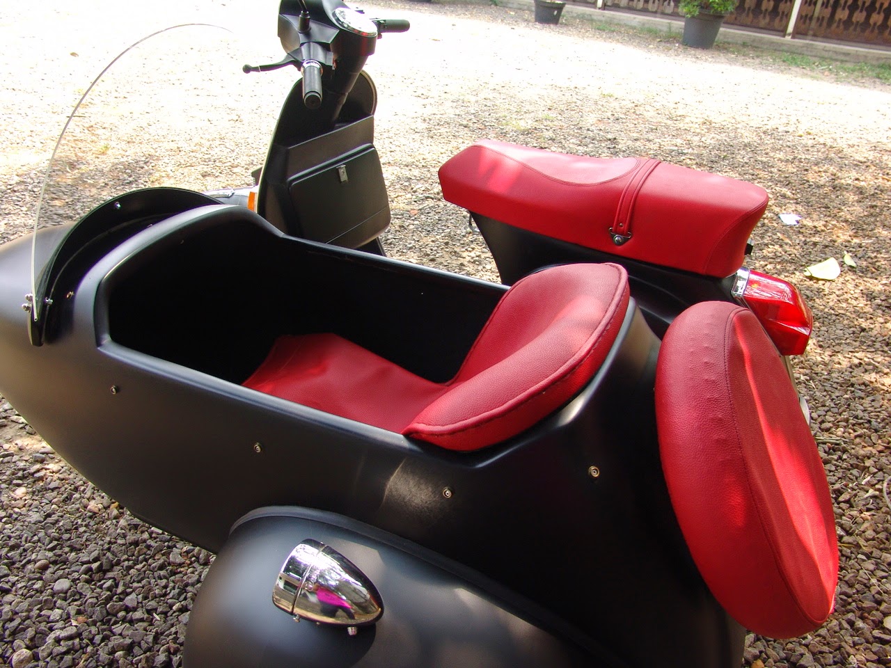 Vespa PX 150 with Sidecar – front view